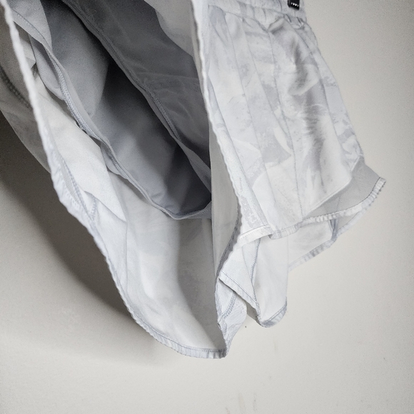 Lululemon Hotty Hot Short II Long 4" Inseam Running Shorts White Gray Sz 10 Tall - Picture 3 of 5